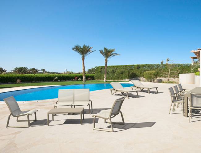 Шезлонг-лежак пластиковый Pacific бежевый 1930х680х350 мм